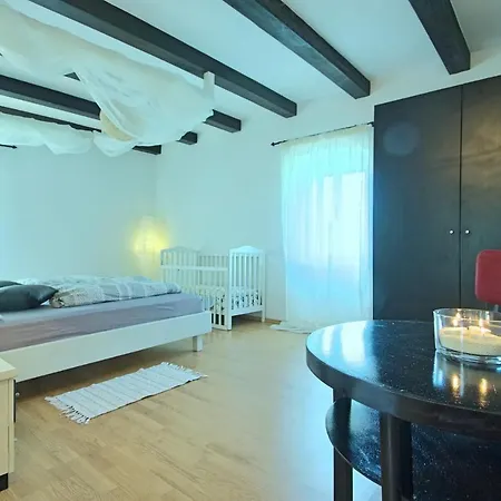 Jona Villa *