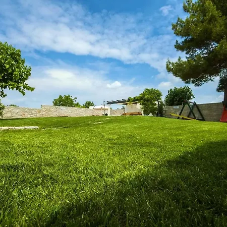 Jona Villa *