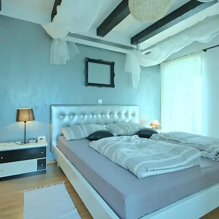 Jona Villa Zuzici